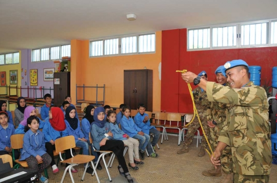 Pasukan Garuda main sulap hibur anak anak Lebanon