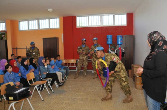 Pasukan Garuda main sulap hibur anak anak Lebanon