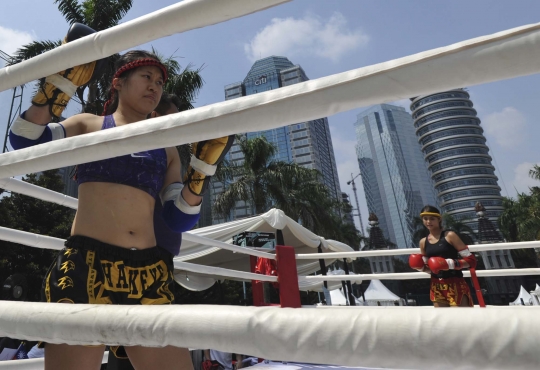 Menyaksikan pertarungan antarwanita di Muay Thai Kick Competition