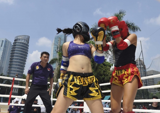 Menyaksikan pertarungan antarwanita di Muay Thai Kick Competition