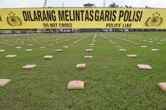 Bareskrim pamer ganja 2,1 ton di tengah lapangan Mabes Polri