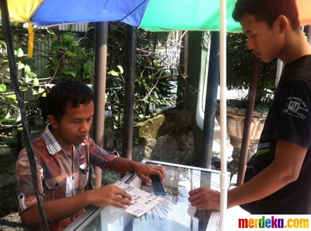 Foto : Kisah perjuangan Wardi, tunanetra penjual pulsa 