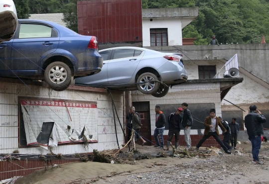 Terseret arus banjir, 3 mobil warga menyangsang di pagar rumah