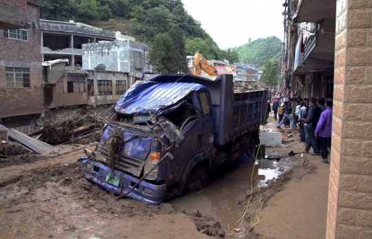 Terseret arus banjir, 3 mobil warga menyangsang di pagar rumah