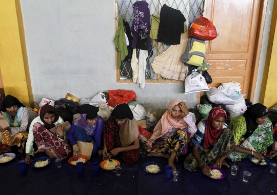 Duka ratusan imigran Rohingya makan bersama dalam satu asa