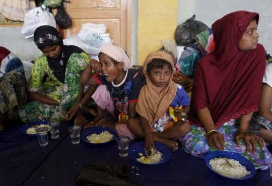 Duka ratusan imigran Rohingya makan bersama dalam satu asa