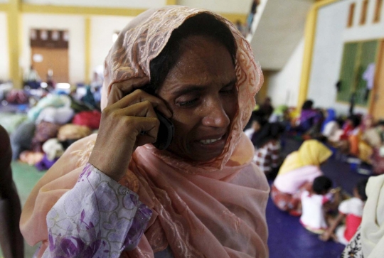 Duka ratusan imigran Rohingya makan bersama dalam satu asa