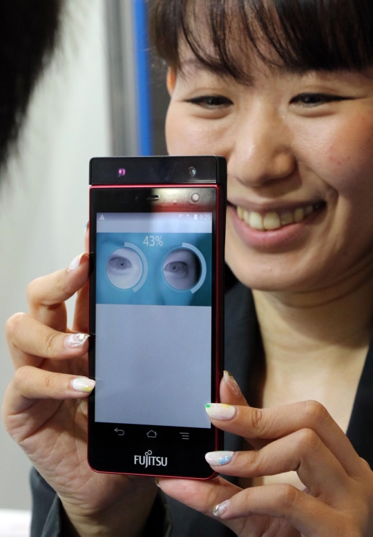 Fujitsu luncurkan smartphone canggih dengan sensor mata