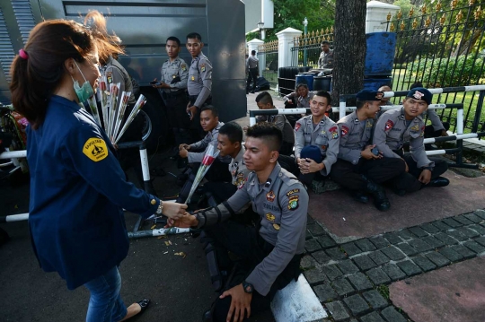 Peringati Tragedi Trisakti, mahasiswa bagi-bagi bunga ke polisi