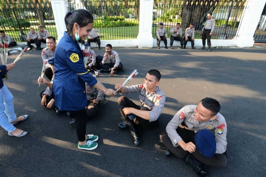 Peringati Tragedi Trisakti, mahasiswa bagi-bagi bunga ke polisi