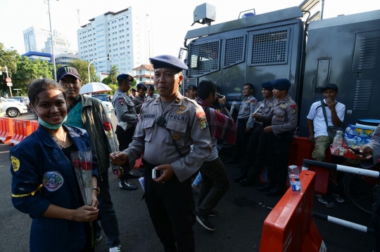 Peringati Tragedi Trisakti, mahasiswa bagi-bagi bunga ke polisi