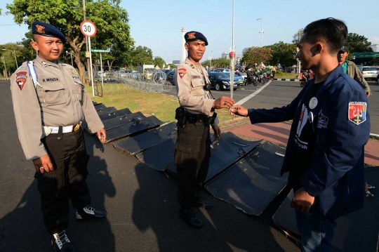 Peringati Tragedi Trisakti, mahasiswa bagi-bagi bunga ke polisi