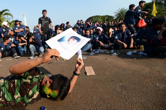 Peringati Tragedi Trisakti, mahasiswa bagi-bagi bunga ke polisi