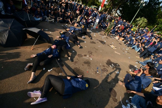 Peringati Tragedi Trisakti, mahasiswa bagi-bagi bunga ke polisi