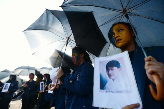 Peringati Tragedi Trisakti, mahasiswa bagi-bagi bunga ke polisi