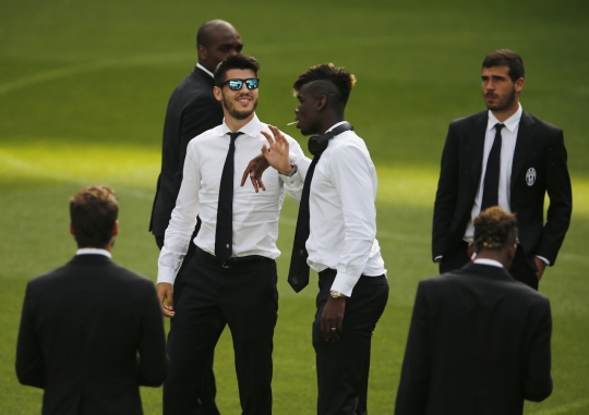 Gaya pemain Juventus ketika tampil formal di tengah lapangan hijau