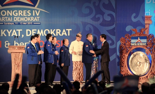 Gaya Jokowi berjas rapi di Kongres Demokrat