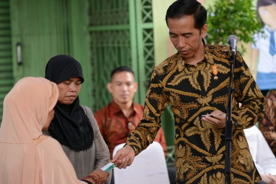 Presiden Jokowi bagikan kartu sakti kepada warga Kampung Melayu