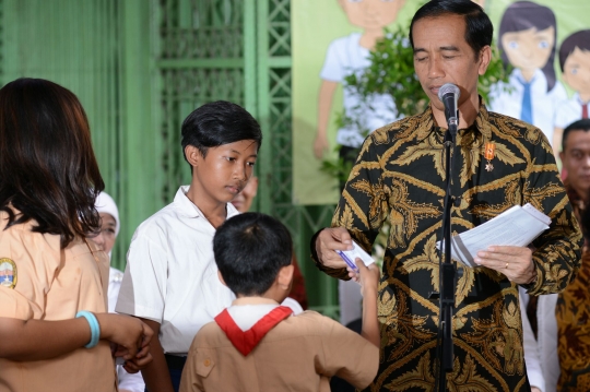 Presiden Jokowi bagikan kartu sakti kepada warga Kampung Melayu