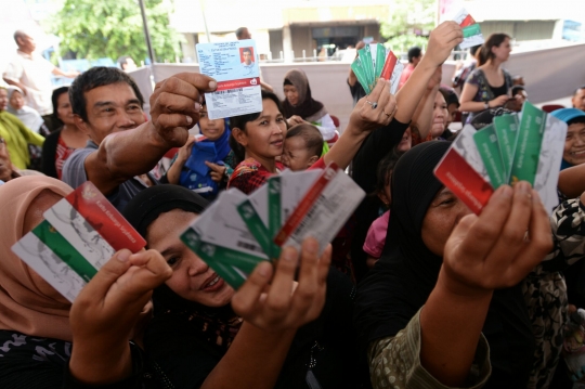 Presiden Jokowi bagikan kartu sakti kepada warga Kampung Melayu