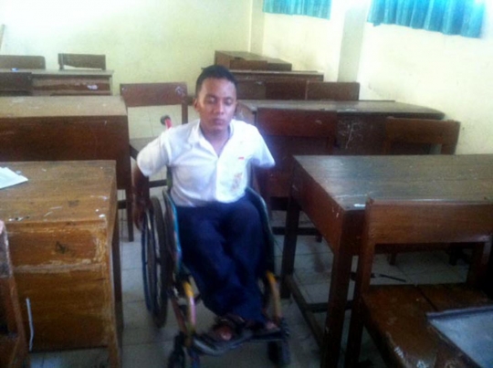 Semangat Edi tempuh 10 km pakai kursi roda demi sekolah
