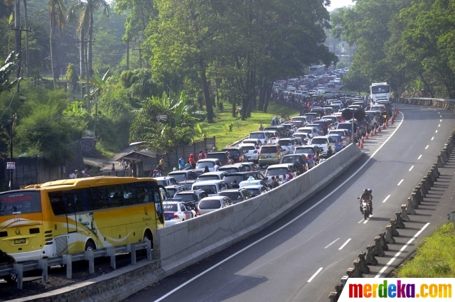 Foto : Libur Kenaikan Isa Almasih, jalur arah Puncak macet 