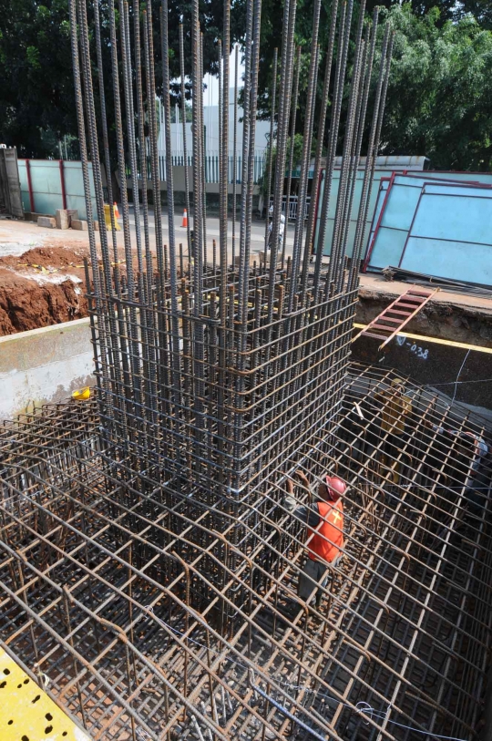 Melihat pembuatan tiang pondasi jalan layang Ciledug-Tendean