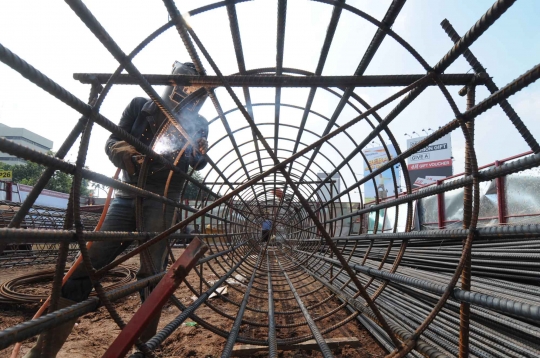 Melihat pembuatan tiang pondasi jalan layang Ciledug-Tendean