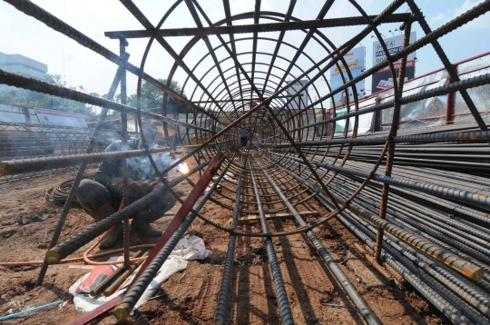 Melihat pembuatan tiang pondasi jalan layang Ciledug-Tendean