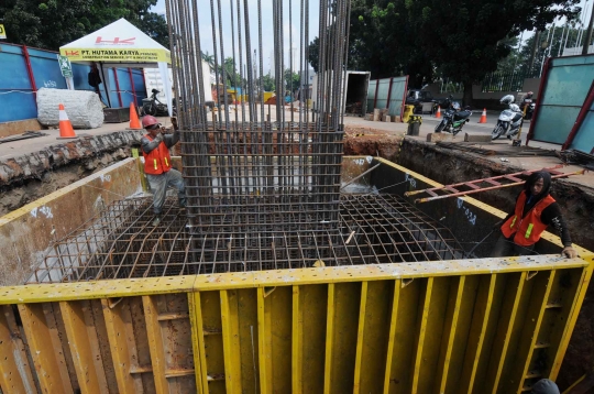 Melihat pembuatan tiang pondasi jalan layang Ciledug-Tendean