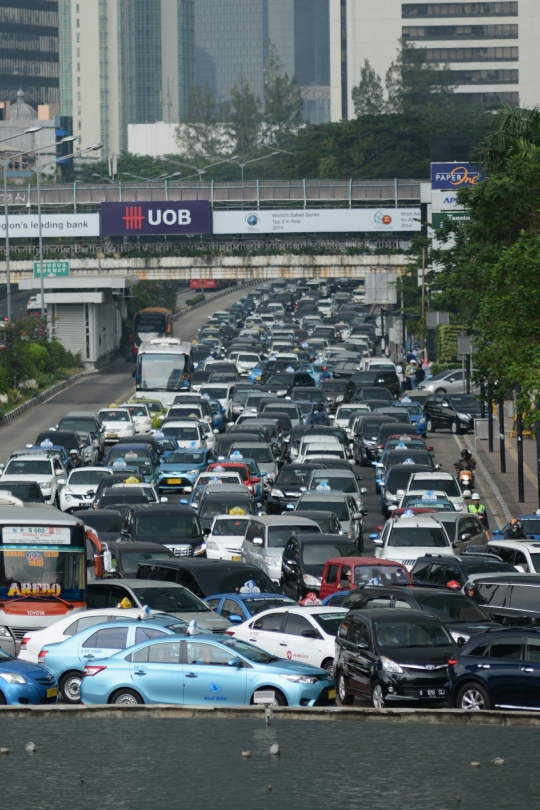 Liburan, kawasan Bundaran HI tetap macet