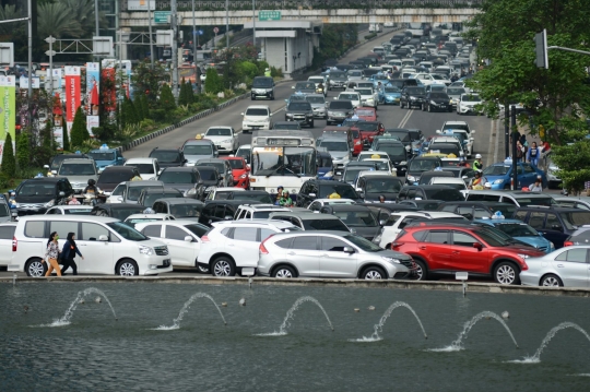 Liburan, kawasan Bundaran HI tetap macet