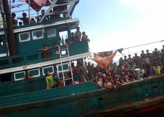 Meratapi nasib ratusan imigran Rohingya dua bulan terjebak di laut