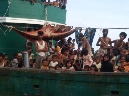 Meratapi nasib ratusan imigran Rohingya dua bulan terjebak di laut