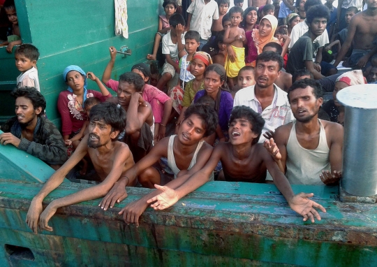 Meratapi nasib ratusan imigran Rohingya dua bulan terjebak di laut