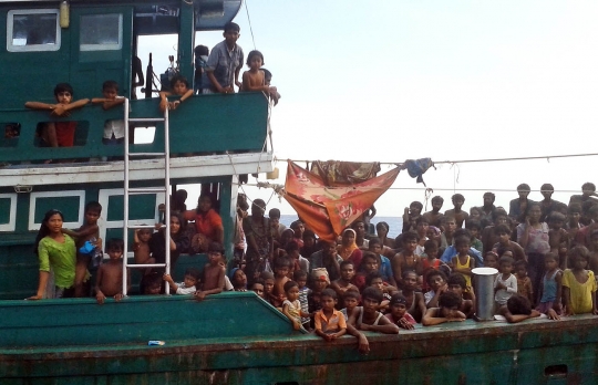 Meratapi nasib ratusan imigran Rohingya dua bulan terjebak di laut