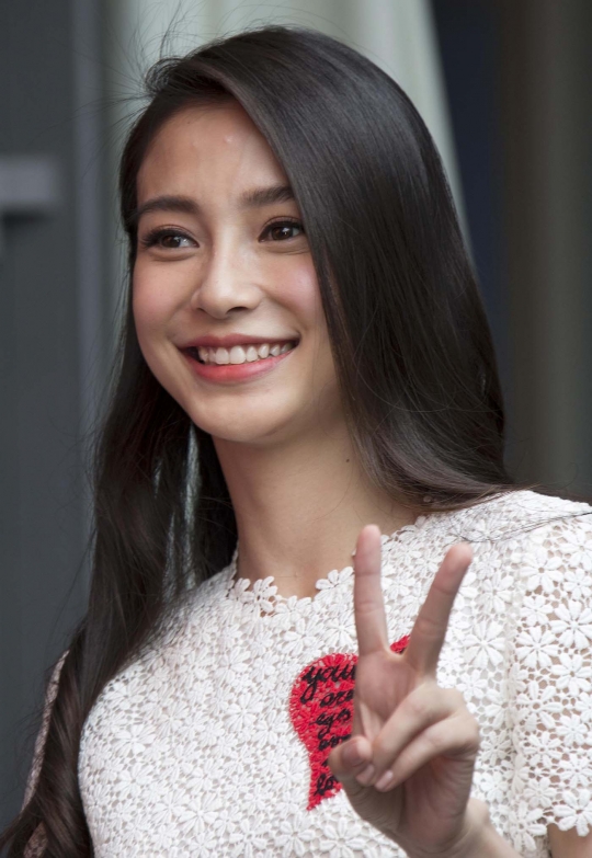 Senyum manis aktris Hong Kong Angelababy di Festival Cannes