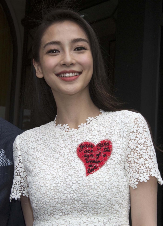 Senyum manis aktris Hong Kong Angelababy di Festival Cannes