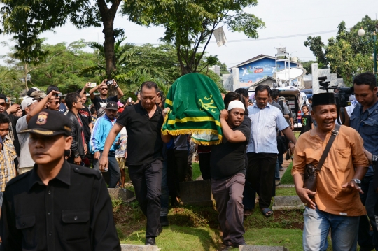 Doa dan tangis iringi pemakaman Didi Petet