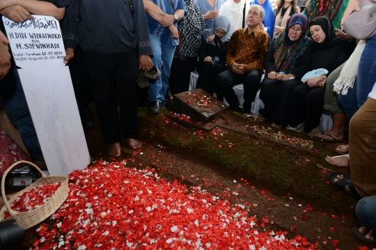 Doa dan tangis iringi pemakaman Didi Petet