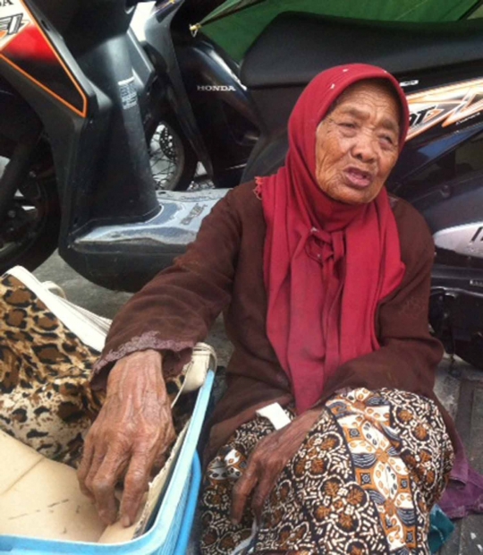 Kisah Tumirah, nenek 109 tahun pedagang kacang di Stasiun Tugu Yogya