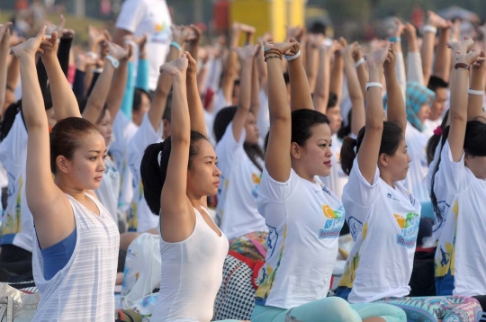 Aksi warga Ibu Kota ikut yoga massal di Monas