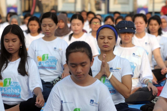 Aksi warga Ibu Kota ikut yoga massal di Monas