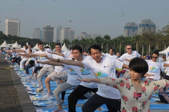 Aksi warga Ibu Kota ikut yoga massal di Monas