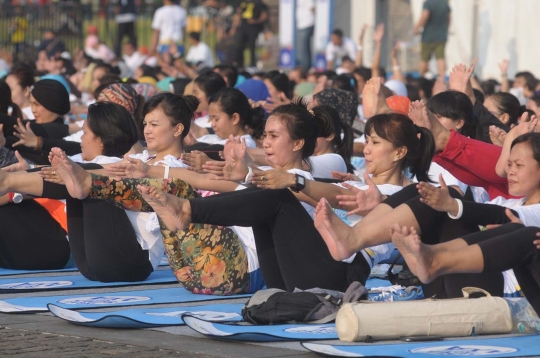 Aksi warga Ibu Kota ikut yoga massal di Monas