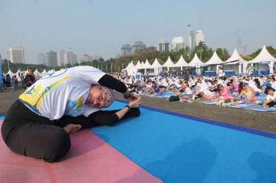 Aksi warga Ibu Kota ikut yoga massal di Monas