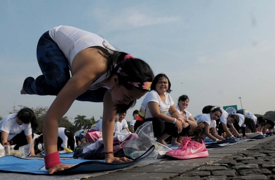 Aksi warga Ibu Kota ikut yoga massal di Monas
