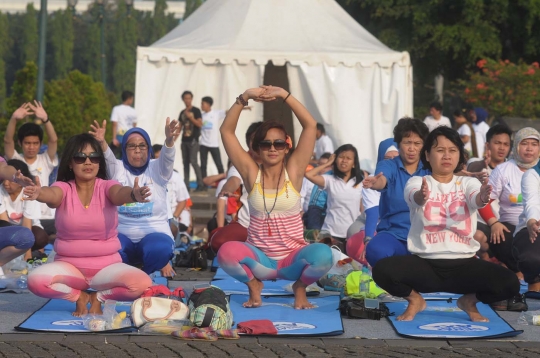 Aksi warga Ibu Kota ikut yoga massal di Monas