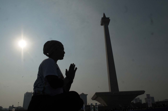 Aksi warga Ibu Kota ikut yoga massal di Monas