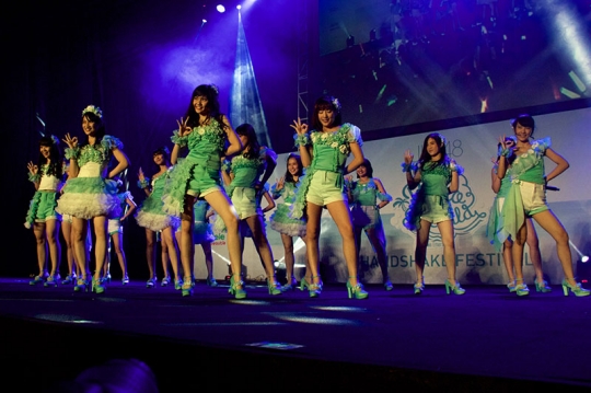 Melihat JKT48 Pareo adalah Emerald handshake event